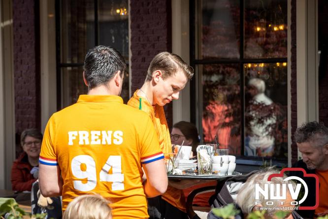 Volle terrassen, bruisende kleedjesmarkt en sportieve Wallenloop: Elburg leeft tijdens koningsdag! - &copy; NWVFoto.nl